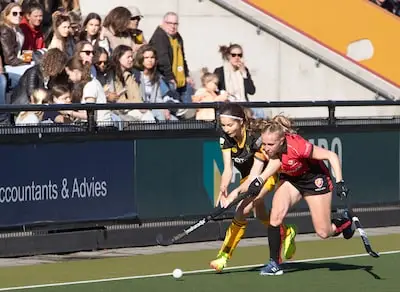 Dertig mensen op de vuist bij feest hockeyclub Oranje-Rood, beveiliging kan het niet meer aan en schakelt de politie in