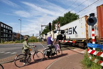 Veel zorgen en vragen over denderende goederentreinen door Helmond