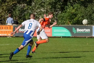 Budel-keeper pakt glansrol door penalty te stoppen in laatste minuut: ‘Voor titel hebben we te veel laten liggen’