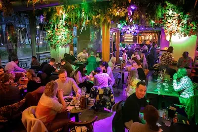 Ondanks tien keukens en drie bars bleven de mensen weg, maar na wat aanpassingen begint deze zaak op Strijp-S nu wel te lopen