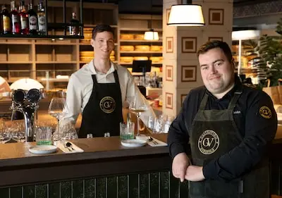 Waar eerst ’t Nuenens Bakkertje zat, opent nu deze wijnbar met een mediterraans tintje en een vleugje Van Gogh