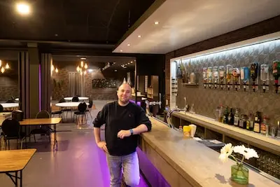 Nieuwe Helmondse  ‘horecabaas’ Geert (41) ziet uitgaan veranderen: ‘Liever een cocktail dan eindeloos bier drinken zoals wij vroeger’
