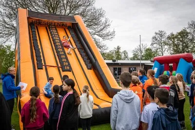 Kinderkoningsdag in Geldrop; versierde fietsen, vrijmarkt en luchtkussens
