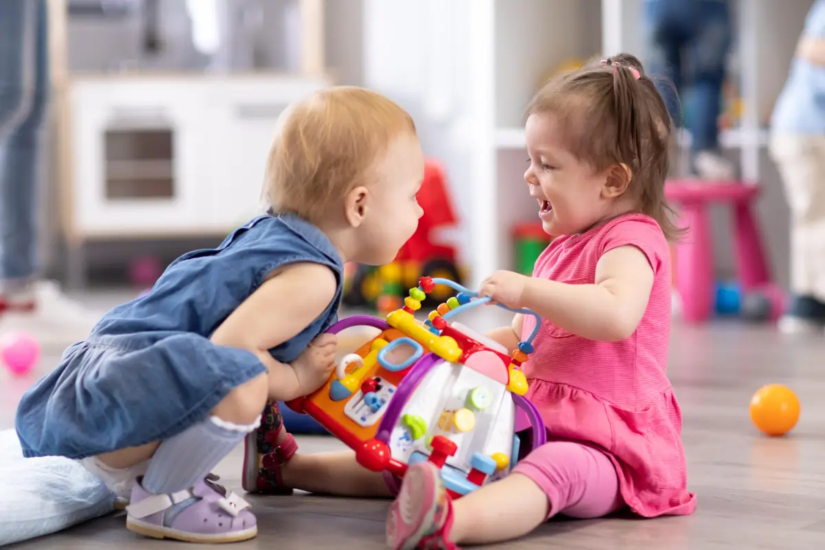 Wat als je kind zijn tanden zet in andere kinderen? | opvoedkwestie