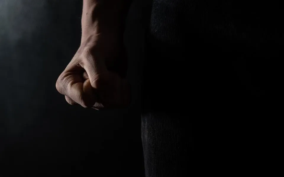 Man (22) uit Drachten bijt glazenophaler in de arm en krijgt voorwaardelijke celstraf