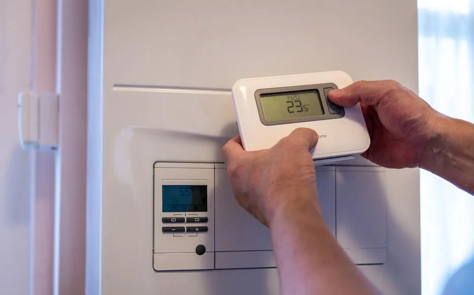 Consumentenbond wil energiebelasting omlaag: ’Huishoudens betalen 32 keer zoveel als grootverbruikers’