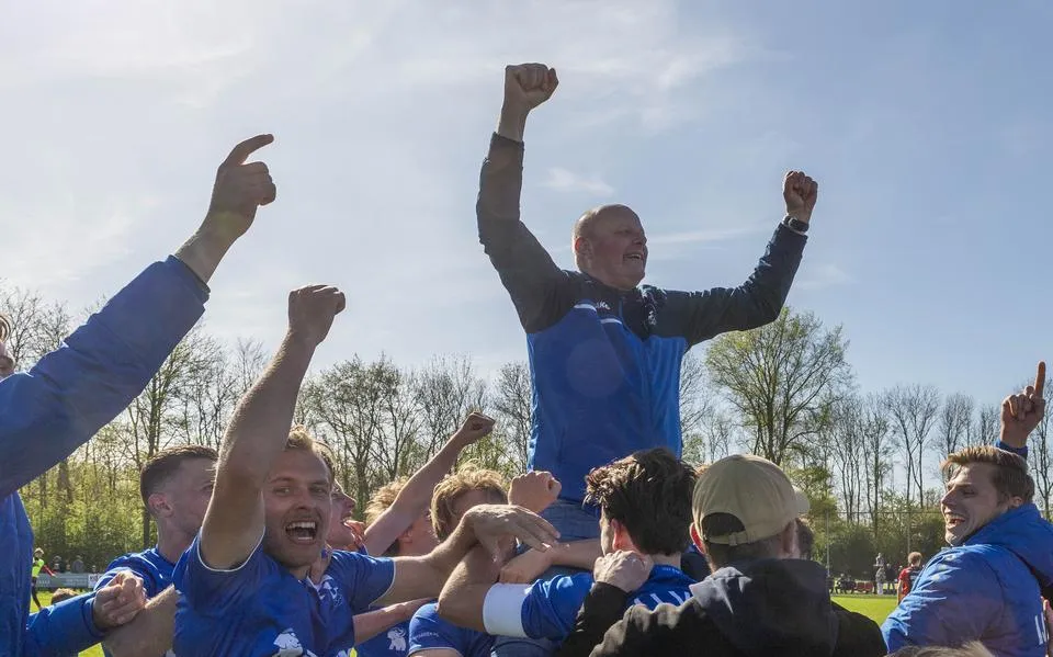 Emoties vliegen alle kanten op bij trainer Sido Postma tijdens titelfeest van IJVC: ‘ik tink dat heit wol grutsk is’
