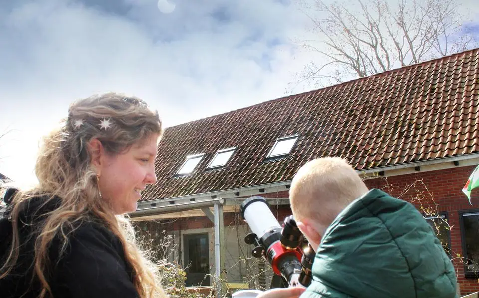 Zonsverduistering is kijkersfeest voor alle leeftijden bij zeedijk Marrum