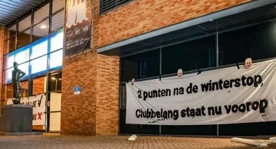 Woedende Willem II-supporters eisen vertrek van de trainer: ‘Spelers zetten club voor schut, Maes nu kop van Jut’