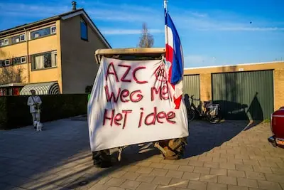 Groep relschoppers verstoort informatieavond over komst azc in Best, bijeenkomst vroegtijdig afgebroken