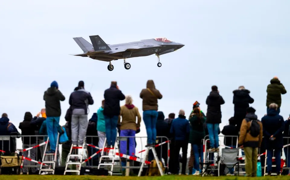 Dit zijn de mensen op de spottersplaats in Marsum. ‘Gehoorbeschermers? Ik hou van dit geluid’