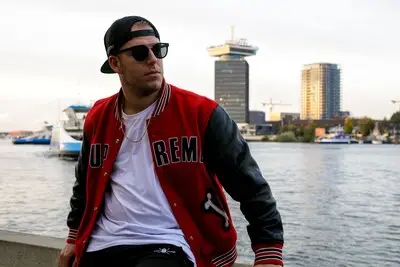 Dj ‘The Boy Next Door’ uit Tilburg openhartig over zijn psychische strijd: ‘Ik bleef maar checken of ik iemand doodgereden had’
