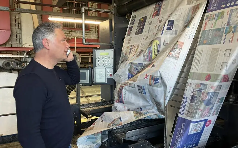 Aan de pers in Leeuwarden bungelt een treurige lap verkreukelde krant: ‘Dit wil je echt niet meemaken’