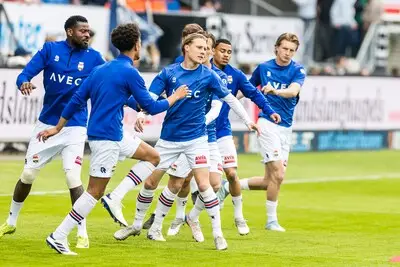 LIVE | Willem II met piepjonge Mathijsen (17) begonnen aan loodzware klus tegen koploper Ajax