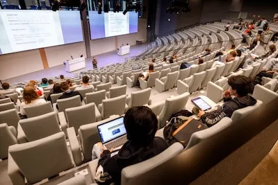 College online terugkijken of toch in de collegezaal volgen? Voor de onderwijsresultaten maakt dat niet uit
