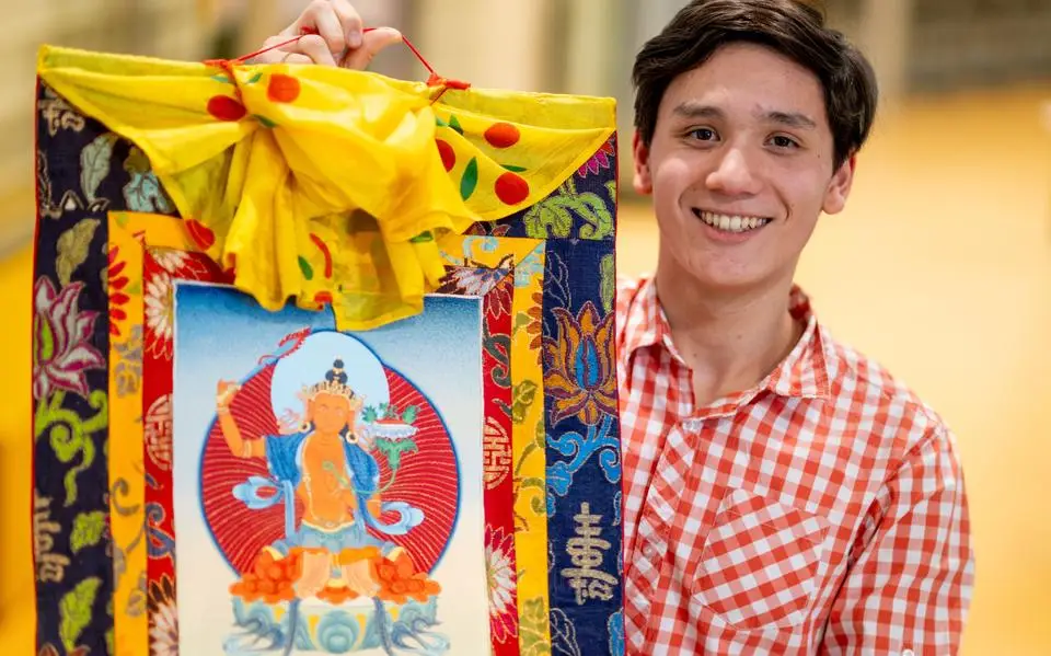 Denma (17) uit Dokkum werkte 100 uur aan zijn Tibetaanse thangka: ‘Mooie kans om iets met de familietraditie te doen’