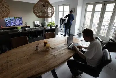 Geen stel, toch samenwonen: Max en Wessel zijn in een luxe appartement de woningnood te slim af