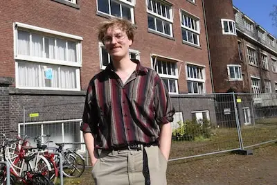 Frederik woont anti-kraak in het meest iconische pand van het dorp
