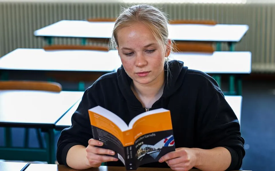 Venla (18) uit Finland leert Fries in Sneek. ‘Soms ga ik naar de Albert Heijn voor een broodje frikandel ofzo’