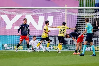 LIVE | Helmond Sport nog dieper in de problemen: Absalem krijgt rood voor merkwaardige handsbal