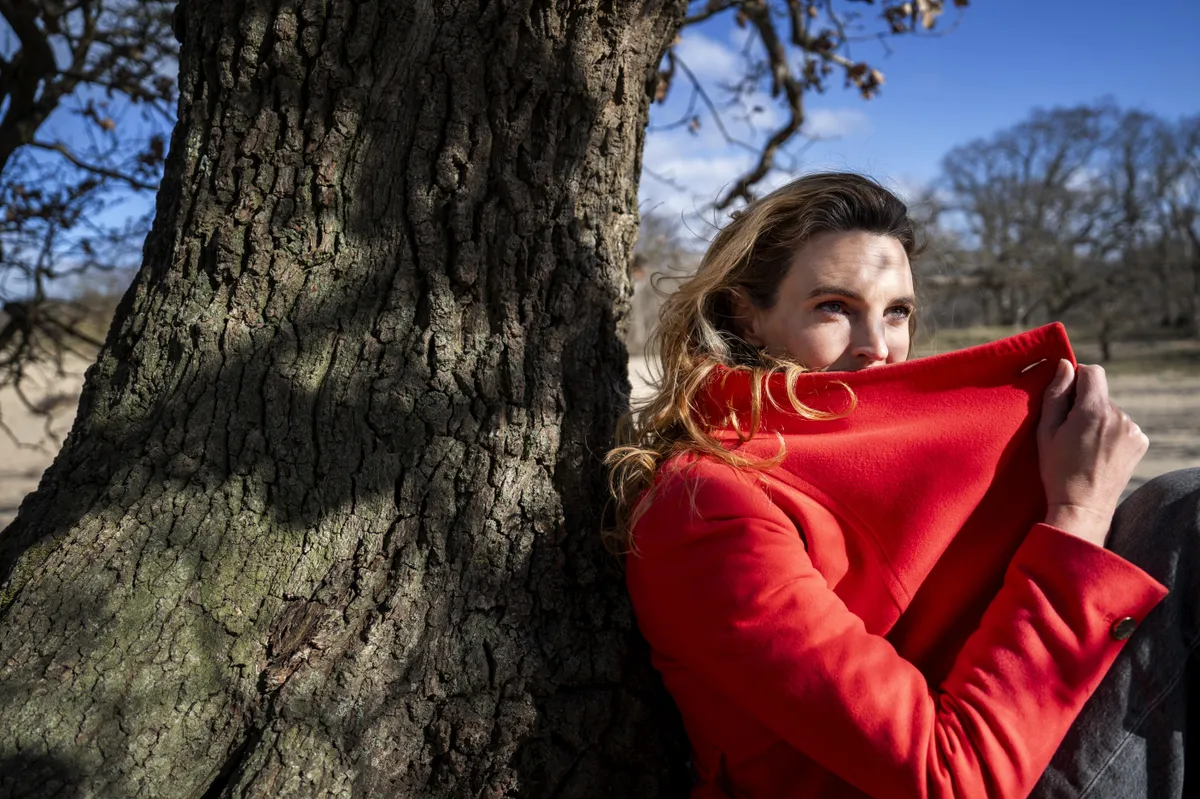 Hoe cabaretier Vera van Zelm satire maakt van politieke chaos. ’Faber en Yeşilgöz zijn chatbots’