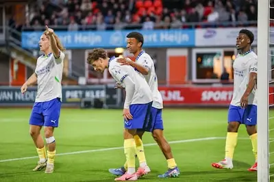 Meer dan een uur leuk gevoetbald, maar na een rode kaart toch weer een dikke nederlaag voor Jong PSV