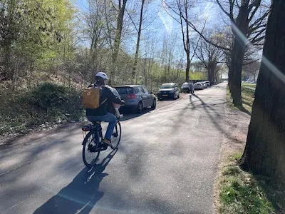 Einde aan illegaal parkeerparadijs bij Eindhoven Airport: auto’s moeten wijken voor fietsers