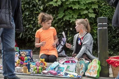 Koningsdag in Mierlo; met vrijmarkt, dansdemonstraties en oud-Hollandse spellen