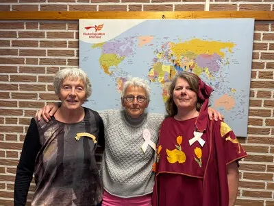 Honderden lintjes, niet getekend door Faber, wel door leerlingen uit Maarheeze en bewoners uit Bergeijk