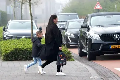 Moeder pleit voor klaar-overs bij basisschool in Waalre: ‘Het is steeds maar hopen dat er niets gebeurt’