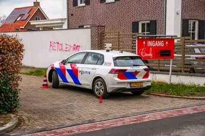 Kogelgaten en vermoedelijk explosief gevonden bij beruchte Geldropse villa: ‘Betalen rat’ op de muur gespoten
