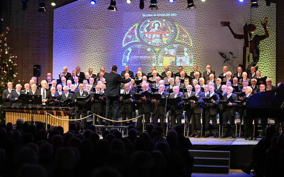 Honderd mannen zingen voor 80 jaar vrijheid: Westerlauwers Mannenkoor treedt op met Blaast de Bazuin