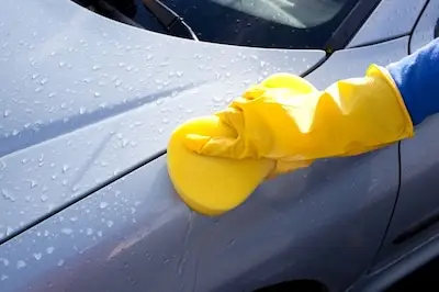 Waarschuwingen voor boete van 440 euro voor autowassen op straat in Tilburg, zo zit het