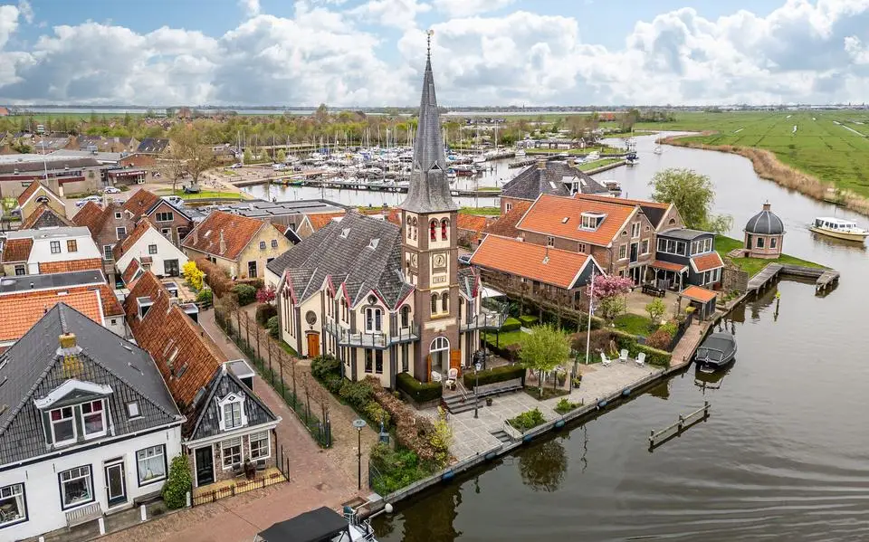 Bijzondere woning te koop in Woudsend: een voormalige kerk met James Bond-garage voor 1,7 miljoen euro