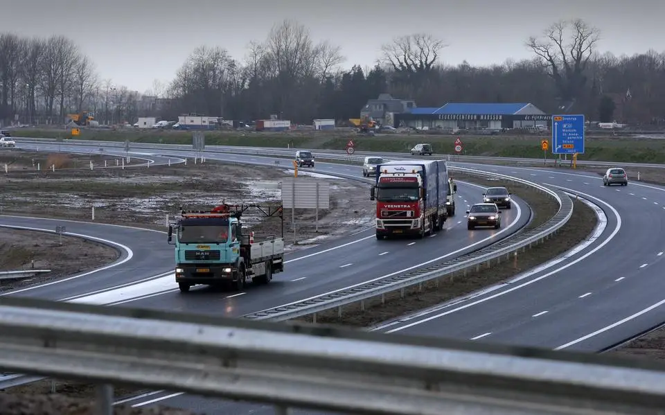 Knooppunt Werpsterhoeke in Leeuwarden mogelijk lang afgesloten door staalslakken