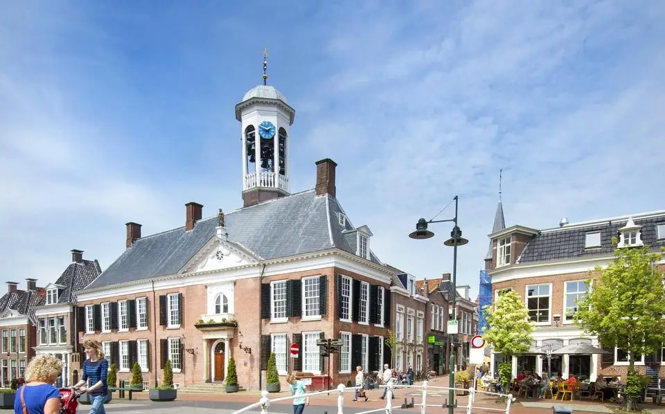 Noardeast bezuinigt 6,5 miljoen euro: leerlingenvervoer, statushouders en huiseigenaren mogelijk de sigaar
