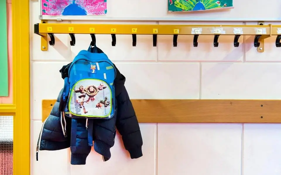 Scholen rond Bolsward hebben het zwaar en bezuinigen op tijdelijke leerkracht