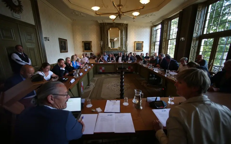 Harlingen krijgt een ‘medewerker raadscommunicatie’. Wordt politiek eindelijk weer boeiend? | LC commentaar