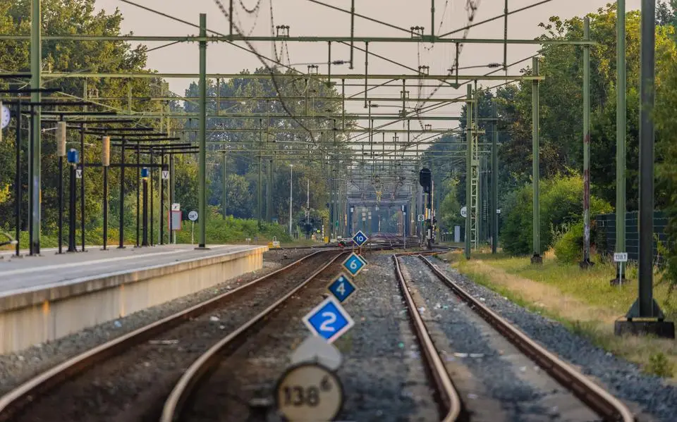 Voor veel Friese OV-reizigers is Drachten net zo ver als Groningen: raar toch? Dan maar een Nederfriezenlijn? | LC commentaar