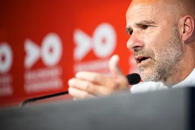 PSV mist vier spelers tegen Feyenoord en kijkt niet naar boven of beneden, zegt Bosz