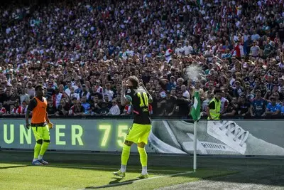PSV maakt krankzinnige comeback in de Kuip: Champions League-ticket is zeker en de druk staat vol op koploper Ajax