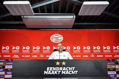 PSV-coach Peter Bosz verbaast zich over kritiek op zijn juichende spelers: ‘Het zou pas raar zijn als het ons niks deed’