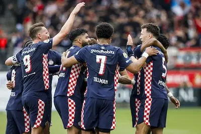 LIVE | PSV krijgt vlak na rust dé kans op voorsprong te verdubbelen, penalty na overtreding op Tillman