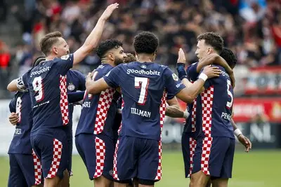 LIVE | PSV op titelkoers door rake kopbal van Perisic, blijdschap is groot bij meegereisde fans