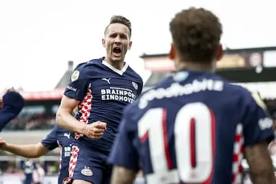LIVE | PSV is kampioen van Nederland! Feest barst los in Eindhoven en op het Kasteel in Rotterdam