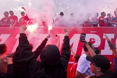 Platte Kar bijna op Stadhuisplein: mensenmassa in Eindhoven, vuurwerk en dolblije PSV-spelers