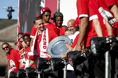 De platte kar en bomvol Stadhuisplein zorgen wéér voor kippenvel bij PSV’ers: ‘Dit maakt me heel trots’