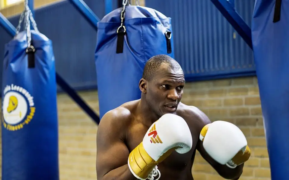 Eindelijk mag de Oegandese Leeuwarder Willy Kyakonye in eigen stad voor een wereldtitel boksen. ‘Dit gevecht is mijn toekomst!’
