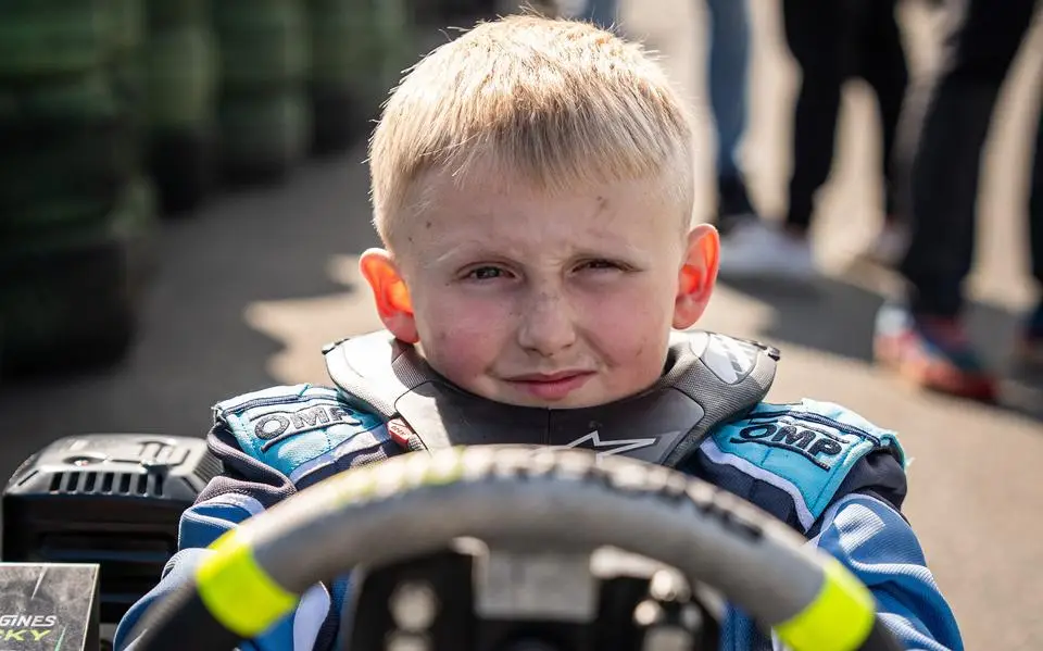 Karttalent Anne-Gjalt (8) uit De Westereen jaagt op NK-succes: ‘Ik gean 80 kilometer yn’e oere’