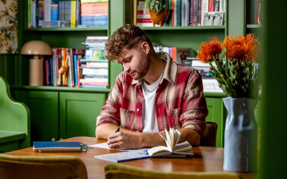 Kinderboekenschrijver Pim Lammers maakt examen Nederlands: ‘Ik lees te snel en te vluchtig’
